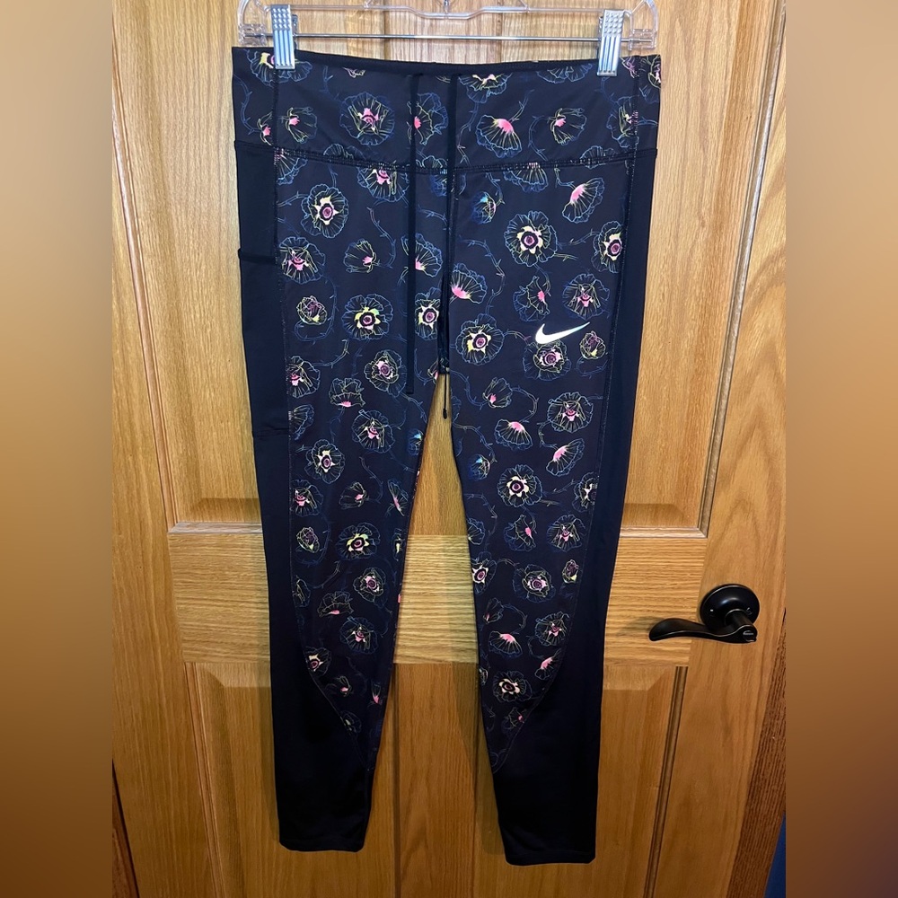 🌸🌸Nike Women’s Size MED Black FLORAL Leggings🌸🌸